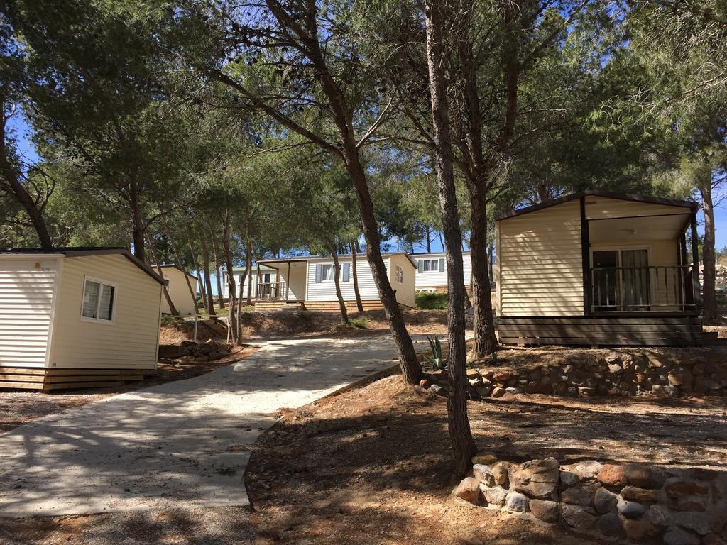 Camping Le Bois De Pins Salses-le-Chateau Cameră foto
